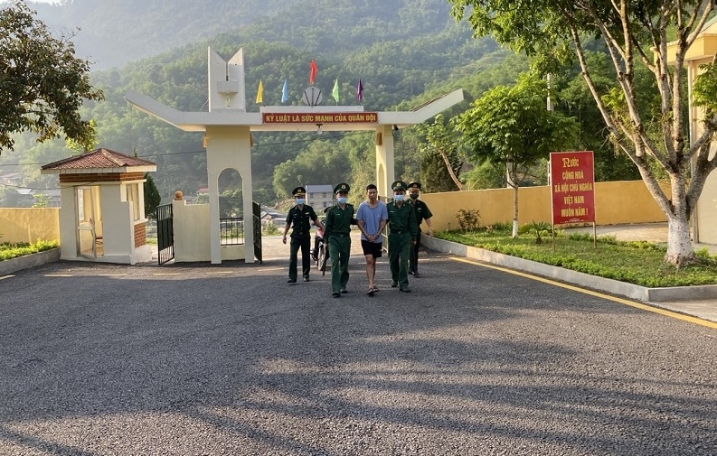 Lực lượng chức năng 5 Đồn Biên phong trên tuyến biên giới Mường Lát bắt giữ đối tượng tàng trữ, vận chuyển trái phép chất ma túy.