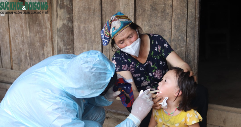 Nhân viên y tế tỉnh Điện Biên lấy mẫu bệnh phẩm cho trẻ sống tại địa phương. Ảnh: CDC Điện Biên