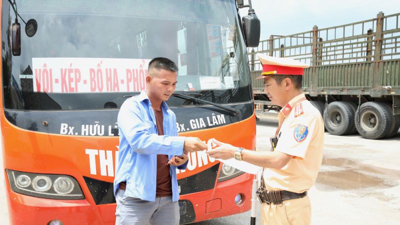 Cảnh sát giao thông Công an tỉnh Bắc Giang kiểm tra xe ô tô khách trên quốc lộ 1, thuộc địa phận huyện Lạng Giang.