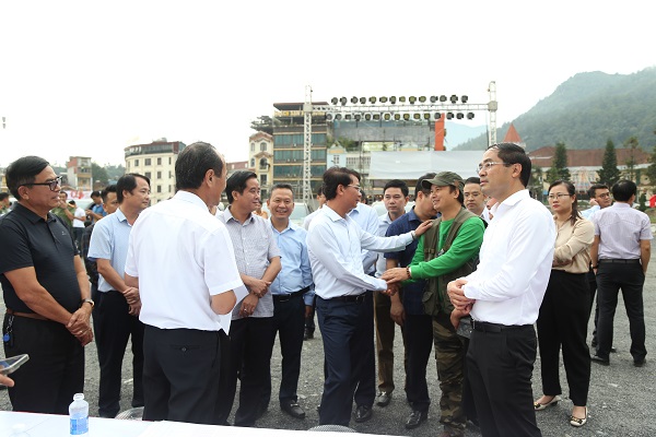 Đoàn công tác gặp gỡ đơn vị tổ chức sự kiện tại sân vận động thị xã Sa Pa