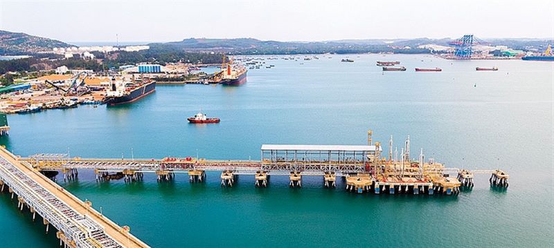 Khu vực cảng xuất sản phẩm của Nhà máy lọc dầu Dung Quất đồng bộ với hệ thống cảng tại vịnh Dung Quất