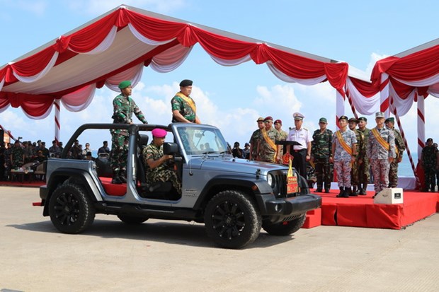 Tư lệnh Quân đội Indonesia, Đô đốc Yudo Margono duyệt đội danh dự Diễn tập Đoàn kết ASEAN lần thứ nhất. (Ảnh: Hữu Chiến/TTXVN)
