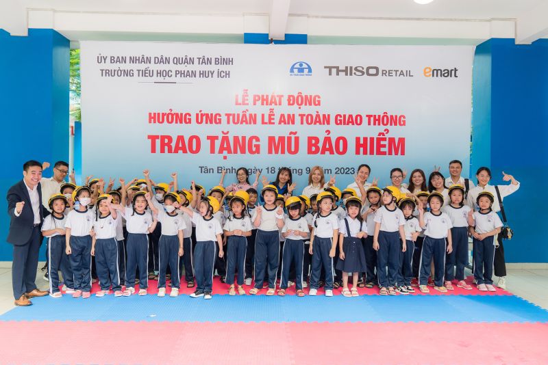 Thiso Retail đã trao tặng 6.500 mũ bảo hiểm đến các em học sinh các trường Tiểu học: Phan Huy Ích (quận Tân Bình); Chi Lăng, Lam Sơn, Lê Thị Hồng Gấm, Lê Văn Thọ (quận Gò Vấp)