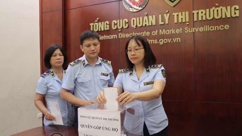 Tổng cục Quản lý thị trường trao tiền quyên góp ủng hộ các gia đình nạn nhân trong vụ cháy chung cư mini