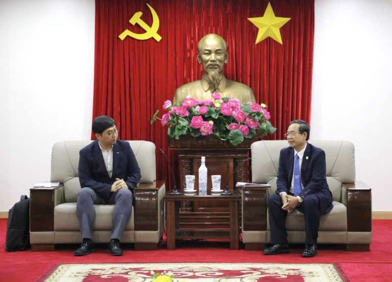 Ông Nguyễn Văn Dành, Phó Chủ tịch UBND tỉnh Bình Dương (bìa phải) tiếp ông Hansu Kang, Trưởng đại diện chi nhánh Công ty TNHH Samsung Engineering Việt Nam (SEVN) tại TP. Hồ Chí Minh