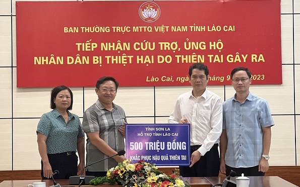 Chủ tịch Ủy ban MTTQ Việt Nam ,Vi Đức Thọ tỉnh Sơn La trao hỗ trợ 500 triệu đồng giúp tỉnh Lào Cai khắc phục hậu quả do mưa lũ