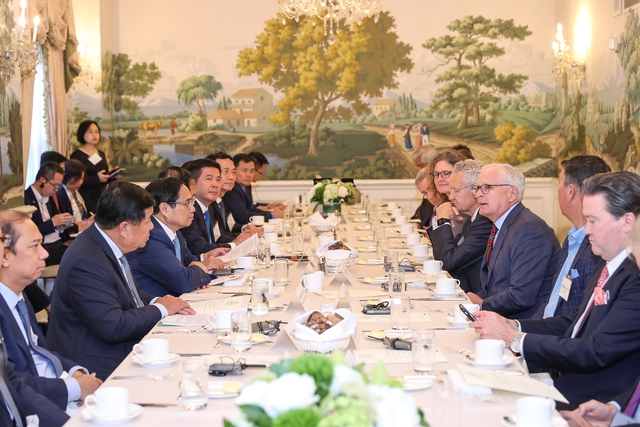Thủ tướng Phạm Minh Chính ăn trưa làm việc với CEO của các doanh nghiệp, tập đoàn hàng đầu của Hoa Kỳ trong lĩnh vực bán dẫn - Ảnh: VGP/Nhật Bắc