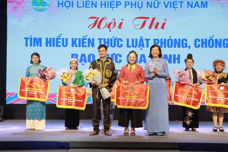 Ban Tổ chức trao giải nhất cho đội thi tỉnh Lạng Sơn