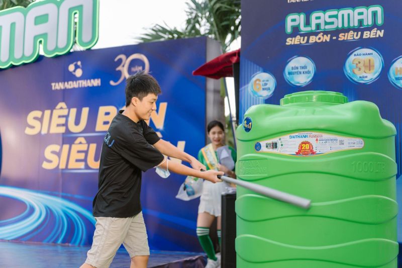 Kh&aacute;ch tham dự sự kiện tại Cần Thơ h&agrave;o hứng thử sức với trải nghiệm &ldquo;đập bồn thử độ bền&rdquo; của si&ecirc;u bồn Plasman T&acirc;n &Aacute; Đại Th&agrave;nh