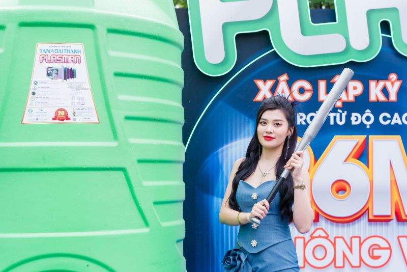 Người mẫu Huyền Trang duy&ecirc;n d&aacute;ng b&ecirc;n si&ecirc;u bồn Plasman T&acirc;n &Aacute; Đại Th&agrave;nh