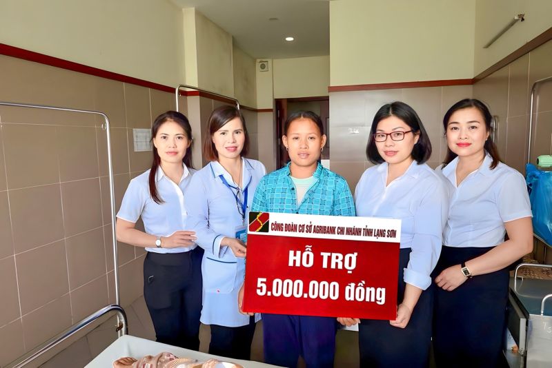 Công đoàn cơ sở Ngân hàng Agribank Lạng Sơn trao hỗ trợ cho bệnh nhân