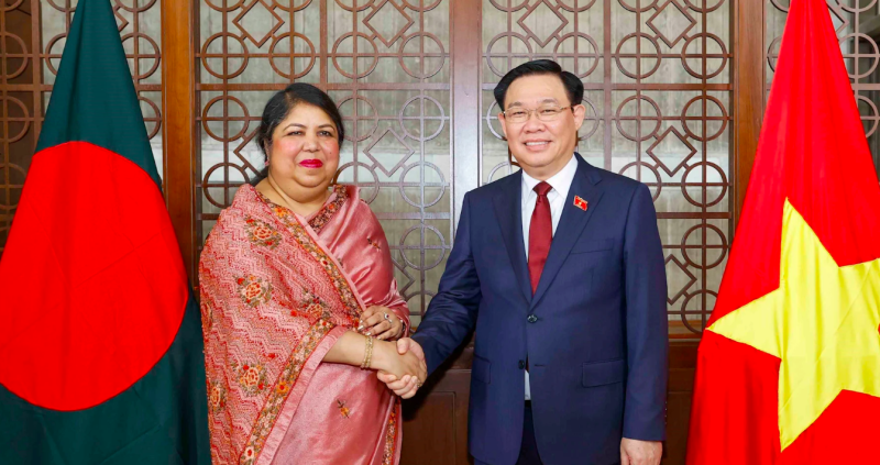 Chủ tịch Quốc hội Vương Đình Huệ và Chủ tịch Quốc hội Bangladesh Shirin Sharmin Chaudhury tại lễ đón