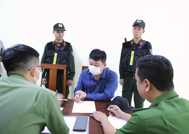 Phòng Quản lý xuất nhập cảnh Công an TP Đà Nẵng và Cục Cảnh sát hình sự Bộ CA tiến hành lấy lời khai Jinhong Kil