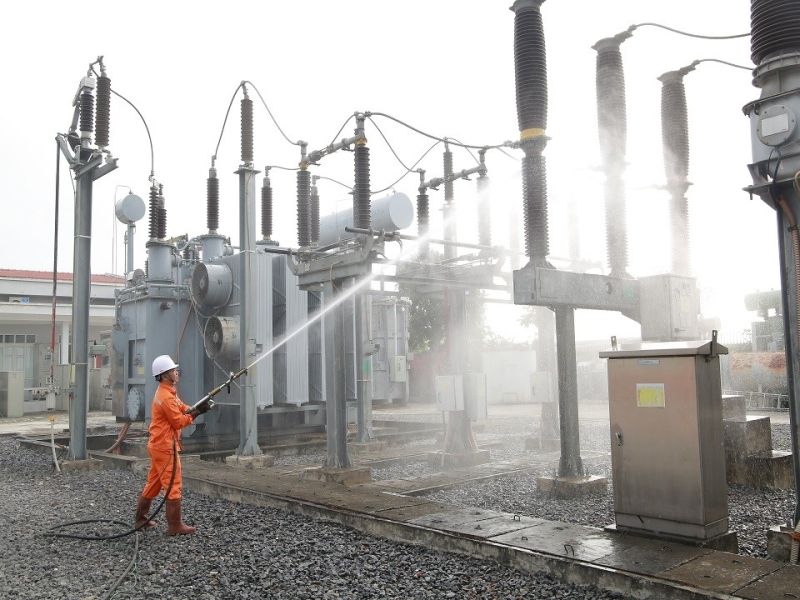 Công nhân đội Quản lý vận hành lưới điện cao thế PC Ninh Bình vệ sinh cách điện bằng nước áp lực cao tại trạm 110 kV Yên Mô