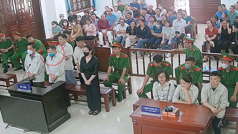 Bị cáo Vi Đức Ninh (vòng tròn đỏ) và các bị cáo khác tại phiên xét xử.