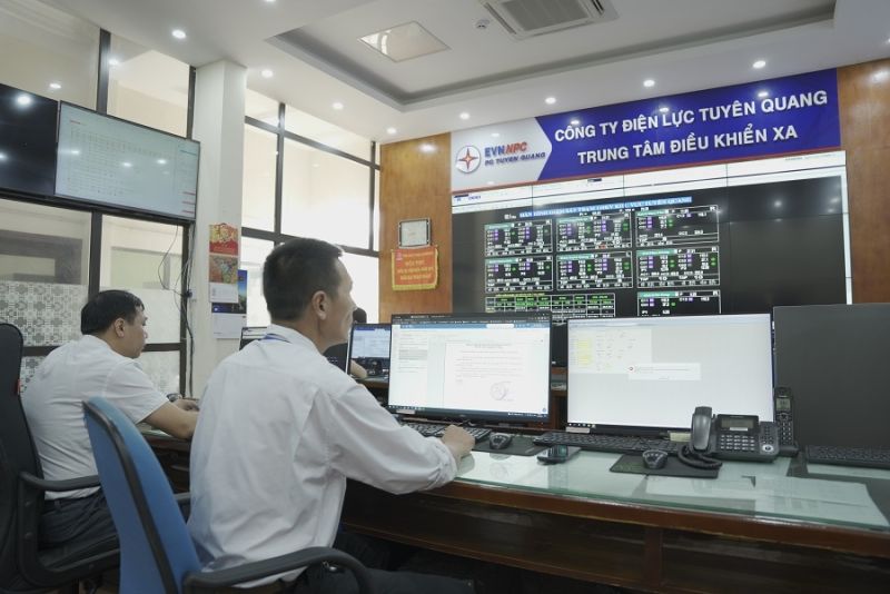 Các cán bộ công nhân của Trung tâm điều khiển xa Công ty Điện lực Tuyên Quang trực vận hành