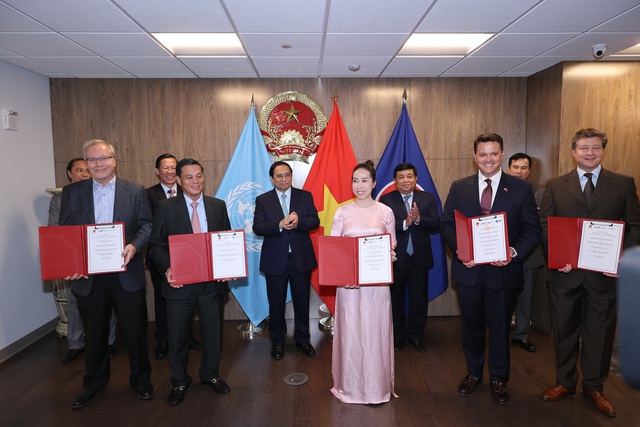 Thủ tướng chứng kiến lễ trao đổi các văn kiện hợp tác giữa các cơ quan, địa phương và doanh nghiệp Việt Nam và Hoa Kỳ - Ảnh: VGP/Nhật Bắc