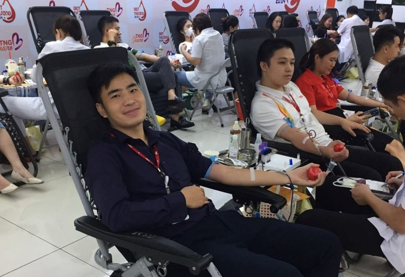 Công Thành, nhân viên Ban tài chính kế hoạch tham gia hiến máu