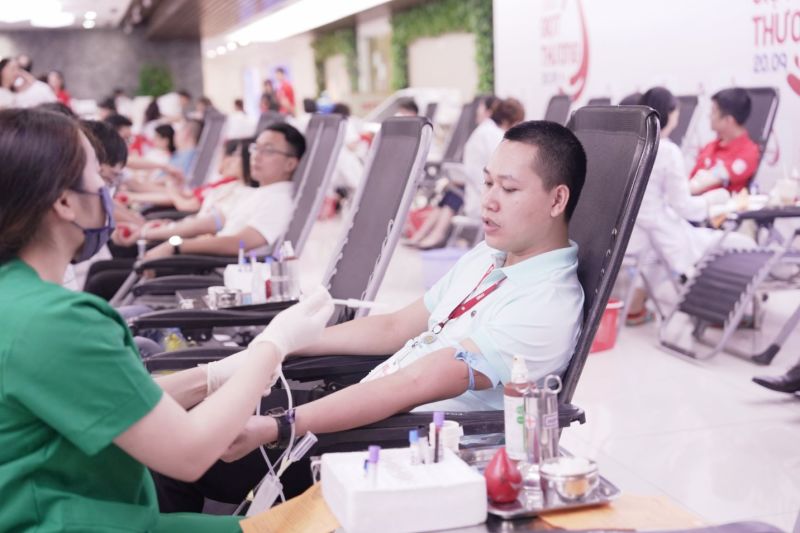 Cán bộ nhân viên TNG Holdings Vietnam tham gia hiến máu tại ngày hội “Giọt Thương”