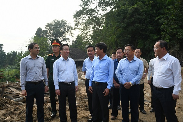 Chủ tịch nước Võ Văn Thưởng cùng đoàn công tác khảo sát thực tế tại thôn Nậm Cang
