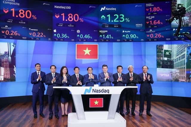 Thủ tướng và đoàn đại biểu Việt Nam tại phiên khai mạc giao dịch tại Sàn chứng khoán NASDAQ - Ảnh: VGP/Nhật Bắc