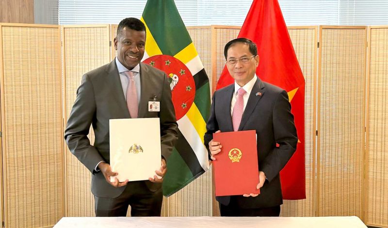Việt Nam và Dominica ký Hiệp định miễn thị thực cho người mang hộ chiếu ngoại giao, công vụ