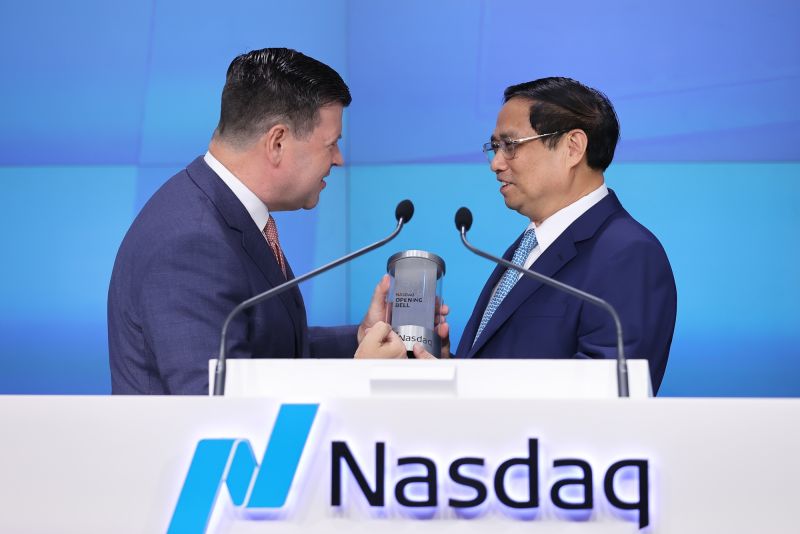 Lãnh đạo sàn giao dich chứng khoán NASDAQ trao Thủ tướng nghi thức khai mạc phiên giao dịch - Ảnh: VGP/Nhật Bắc