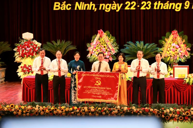 Lãnh đạo tỉnh Bắc Ninh tặng bức trướng cho lãnh đạo Hội Nông dân tỉnh Bắc Ninh.