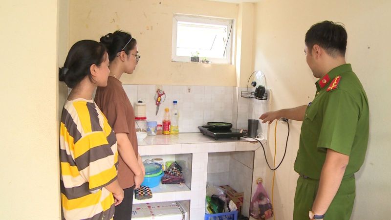 Lực lượng Công an tuyên truyền, hướng dẫn người thuê trọ cách sử dụng thiết bị điện an toàn