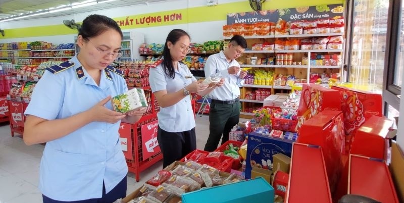 Đoàn kiểm tra liên ngành số 2 kiểm tra việc chấp hành các quy định của pháp luật về điều kiện bảo đảm ATTP tại cửa hàng WinMart thị trấn Tân Phong (Quảng Xương).