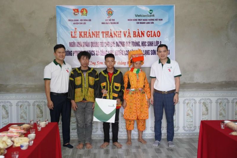 Đại diện Vietcombank Lạng Sơn tặng quà cho gia đình em Dương Quý Toòng