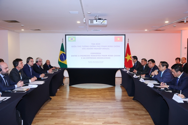 Thủ tướng đề nghị các doanh nghiệp Brasil và Việt Nam đẩy mạnh hơn nữa chuyển giao khoa học, công nghệ; tăng cường kết nối để hiểu, chia sẻ và hợp tác, cùng nhau phát triển - Ảnh: VGP/Nhật Bắc