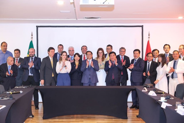 Thủ tướng Phạm Minh Chính với các doanh nghiệp Brasil tại tọa đàm - Ảnh: VGP/Nhật Bắc