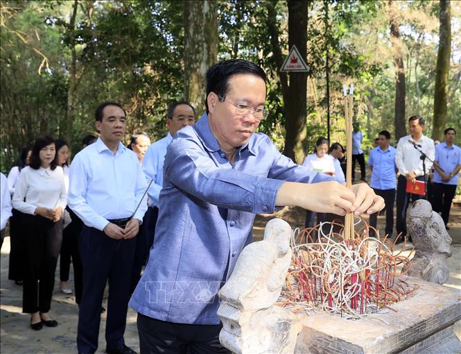 Chủ tịch nước Võ Văn Thưởng dâng hương tưởng nhớ Chủ tịch Hồ Chí Minh tại Lán Nà Nưa - Ảnh: TTXVN