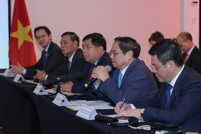 Thủ tướng đề nghị các doanh nghiệp Brasil và Việt Nam đẩy mạnh hơn nữa chuyển giao khoa học, công nghệ; tăng cường kết nối để hiểu, chia sẻ và hợp tác, cùng nhau phát triển - Ảnh: VGP/Nhật Bắc