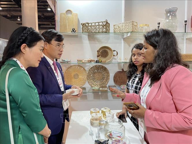 Khách quốc tế tham quan gian hàng triển lãm của các doanh nghiệp Việt Nam tại Triển lãm Thương mại Quốc tế do chính quyền bang Uttar Pradesh của Ấn Độ lần đầu tổ chức. Ảnh: Ngọc Thúy/PV TTXVN tại Ấn Độ