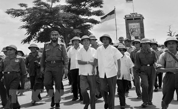 Thủ tướng Phạm Văn Đồng và Tổng Tư lệnh Fidel Castro thăm thị trấn Đông Hà (Quảng Trị) bị chiến tranh phá hủy, đang được khôi phục lại, tháng 9/1973. (Ảnh: TTXVN)