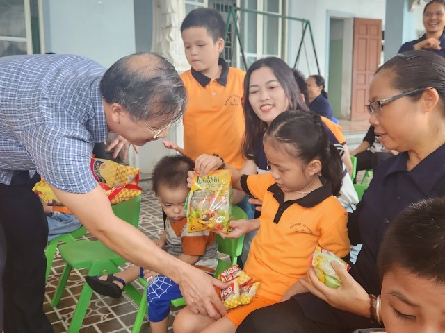 Ông Nguyễn Đức Thành - Phó Chủ tịch UBMTTQ tỉnh Nghệ An trao tặng các phần quà cho các trẻ em tại trung tâm.