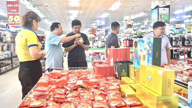 Đoàn kiểm tra liên ngành số 3 - Kiểm tra an toàn thực phẩm cơ sở kinh doanh thực phẩm trên địa bàn huyện Hạ Hòa