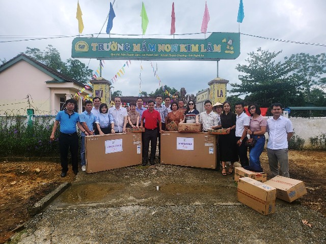 CLB Tennis báo chí Nghệ An đã đến thăm và tặng quà tại trường mầm non xã Thanh Sơn.