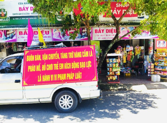 Lực lượng QLTT Quảng Ng&atilde;i tuy&ecirc;n truyền xe loa tại một khu vực kinh doanh, mua b&aacute;n. Ảnh: Thu H&agrave;