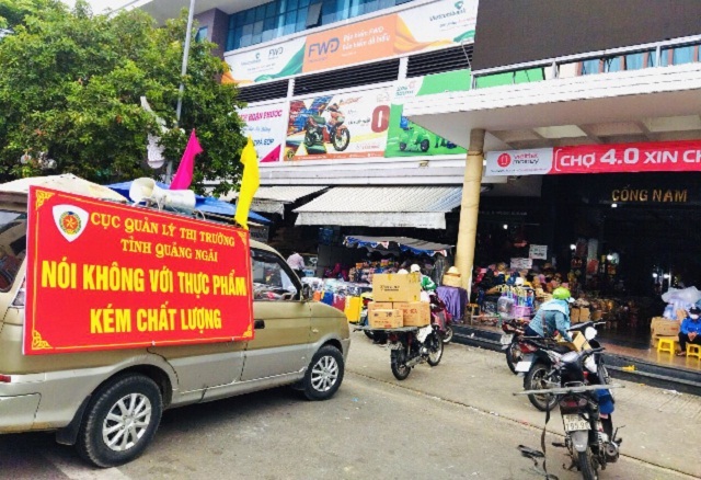 Lực lượng QLTT Quảng Ng&atilde;i tuy&ecirc;n truyền xe loa tại khu vực chợ. Ảnh: T.H&agrave;