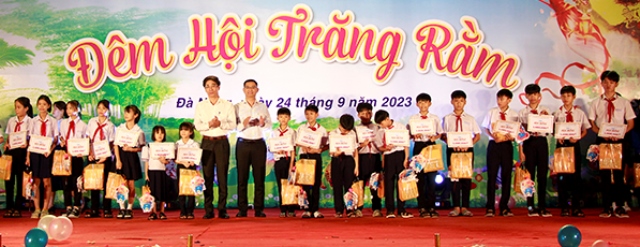 Phó Chủ tịch UBND thành phố Trần Chí Cường (thứ 10, từ trái sang) tặng học bổng cho học sinh nghèo vượt khó. Ảnh: X.D