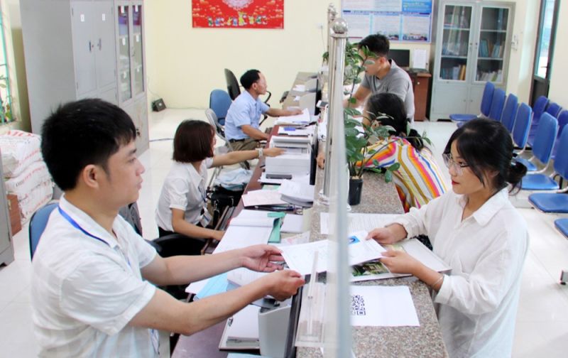 Người dân làm thủ tục hành chính nhanh gọn, thuận tiện tại bộ phận một cửa xã Ngọc Thiện, huyện Tân Yên.