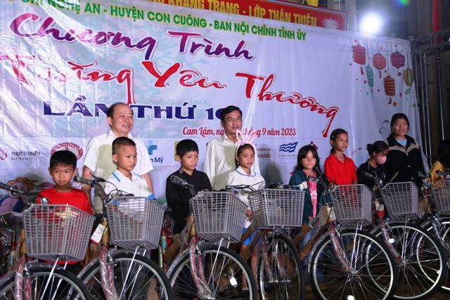 Tập đoàn TH tặng 50 xe đạp và 100 thùng sữa trị giá 130 triệu đồng.