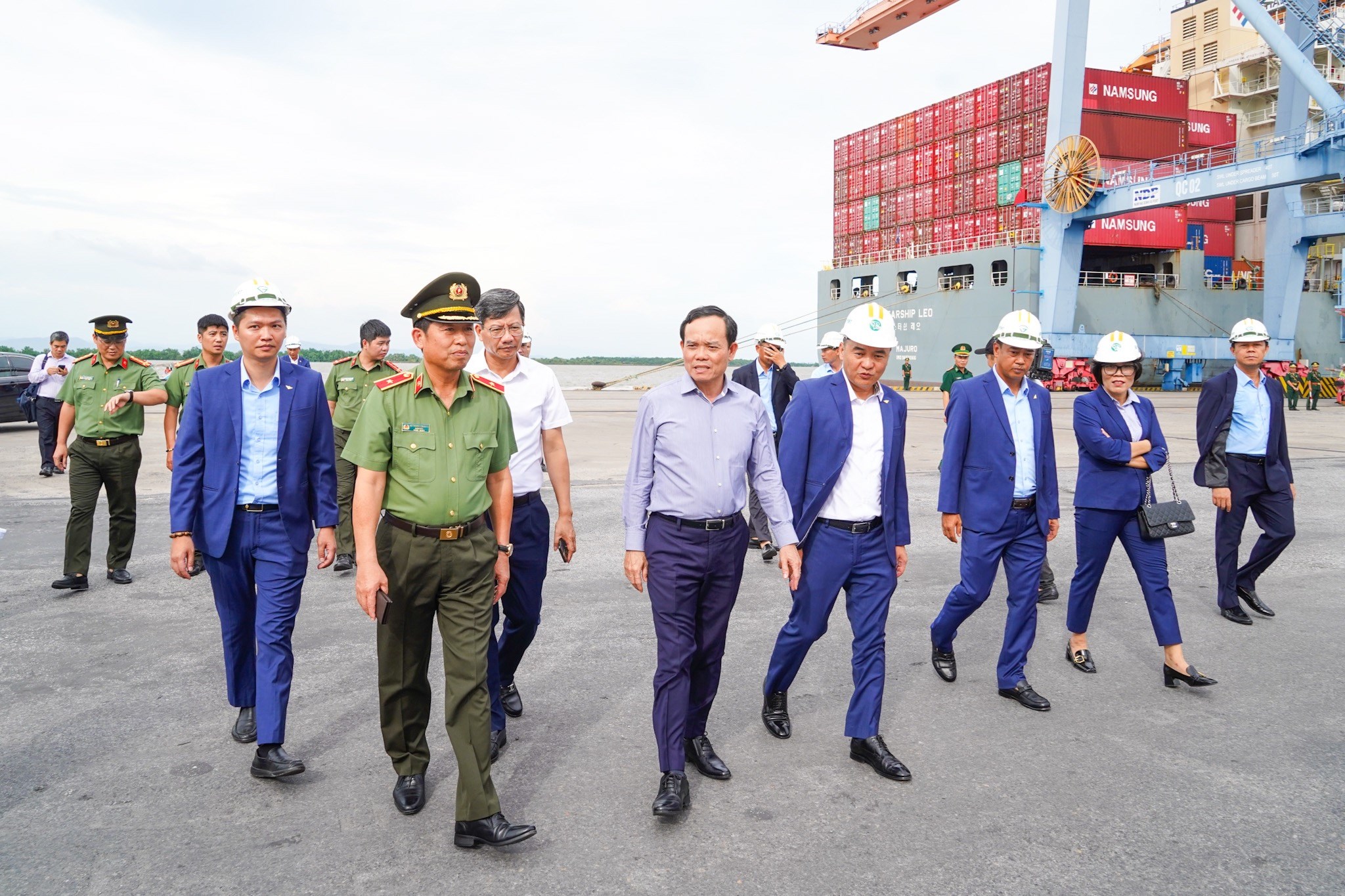 Phó thủ tướng Trần Lưu Quang cùng đoàn công tác đã đi khảo sát tại Cảng Nam Hải Đình Vũ