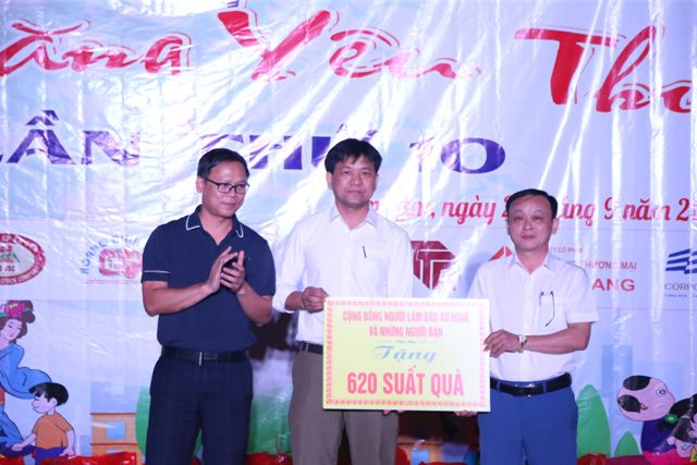 CLB báo chí Nghệ An trao 620 suất quà trung thu cho trẻ em xã Cam Lâm mỗi suất trị giá 200.000 đồng.