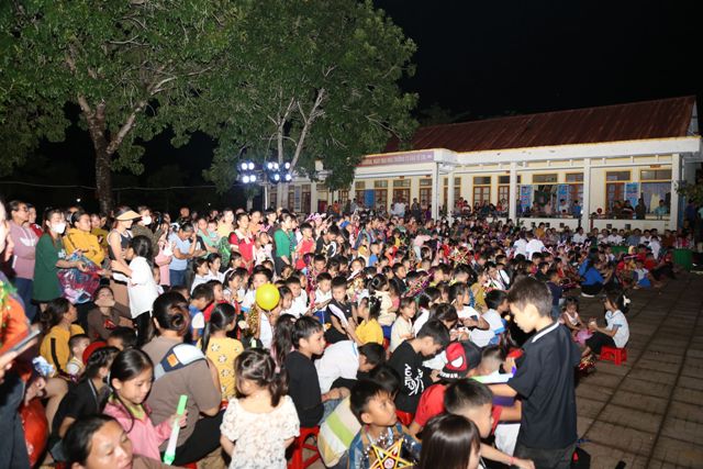 Gần 1.000 trẻ em đồng bào dân tộc Thái tại Trường Tiểu học Cam Lâm (xã Cam Lâm, huyện Con Cuông, Nghệ An) náo nức đón Trung thu sớm