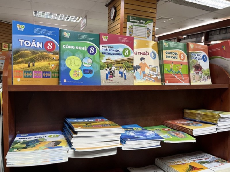Để tránh mua phải sách in lậu, sách giả, giáo viên, phụ huynh và học sinh không mua sách từ các nguồn trôi nổi trên thị trường (ảnh minh họa)