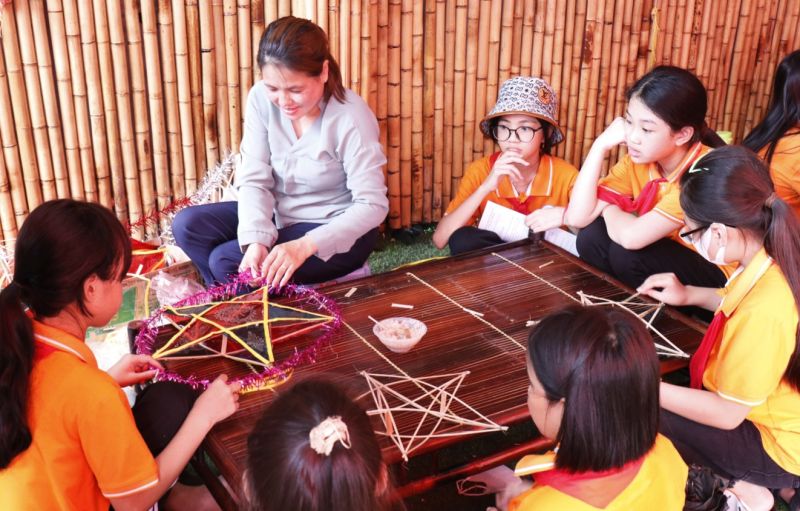 Các em học sinh hào hứng khi được trải nghiệm làm đèn ông sao.